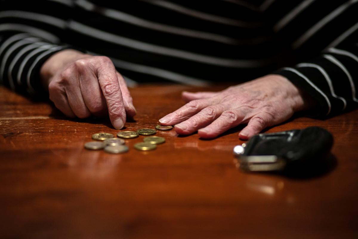 Moni Vantaalla asuva ikäihminen joutuu laskemaan tarkkaan, miten selviää seuraavaan eläkkeenmaksuun saakka.