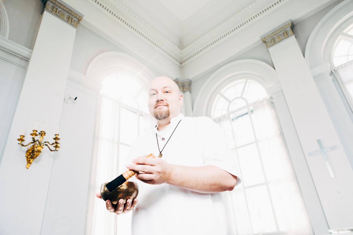 Henri Järvinen kehottaa ihmisiä tutustumaan messujen sisältöihin avoimin mielin. Kuva: Vilja Harala.