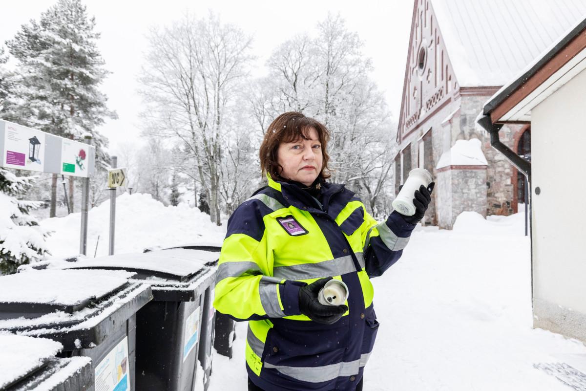 Pirjo Laamasen mukaan Vantaan hautausmailla oli jouluna normaalia enemmän kävijöitä, mikä lisäsi myös kynttiläjätteen määrää.