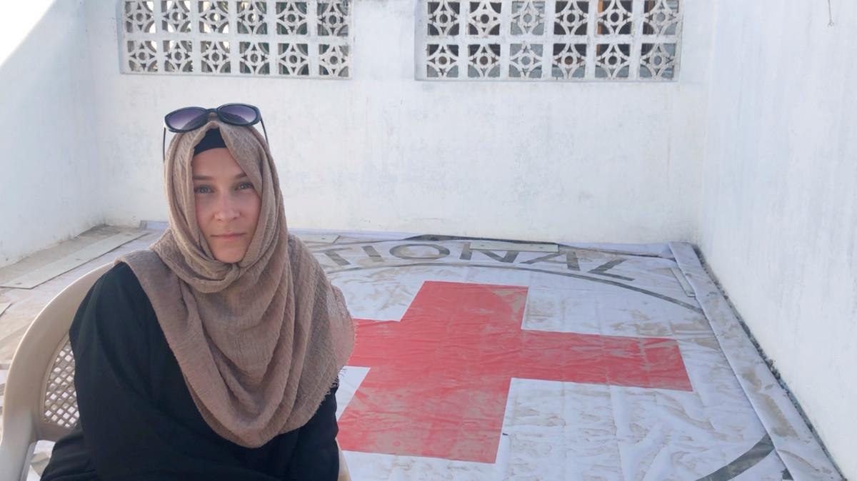 ”Jemenin koronasairaalan jälkeen en aivan ymmärrä Suomessa vahvaa rokotekriittisyyttä”, Saara Pihlaja sanoo. Hän pukeutui abayaan Jemenissä joulukuussa 2020. Kuva: Suomen Punainen Risti