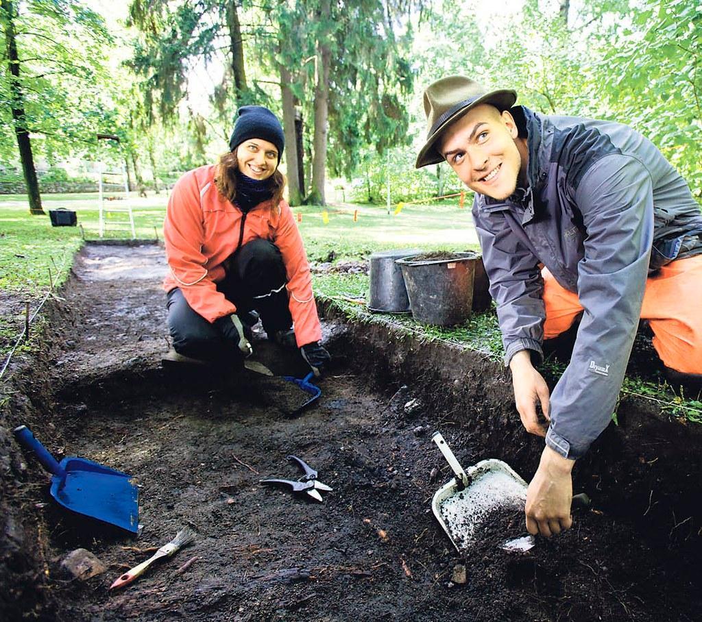 Opiskelijat Noora Savunen ja Aleksi Pienimäki työskentelivät kirkonkylän kaivauksilla.