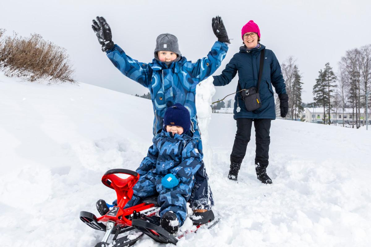 Lastenohjaaja Marika Sointula lähti tunniksi lumileikkeihin Otso (edessä) ja Rasmus Keski-Honkolan kanssa.