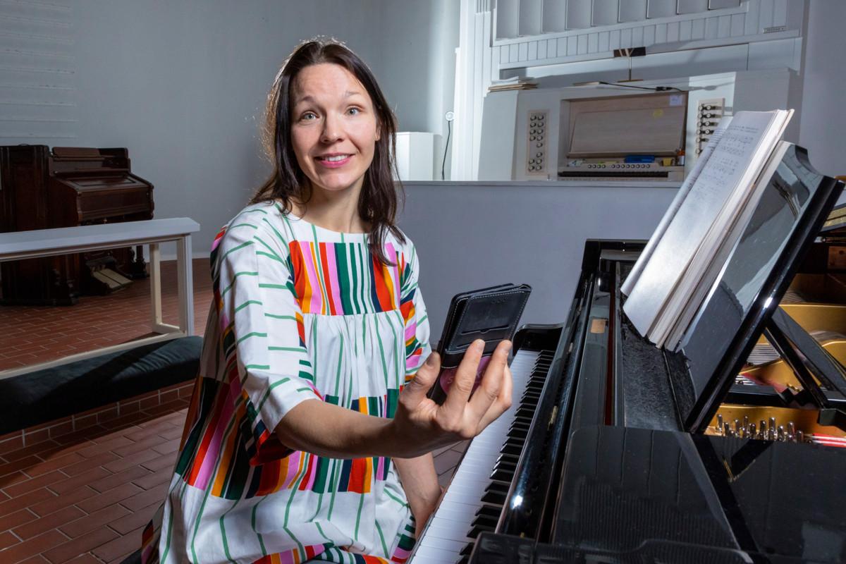 Mari-Annika Heikkilä toteuttaa laulutoiveita yhdessä toisen kanttorin, Sirkku-Liisa Niemen, kanssa.