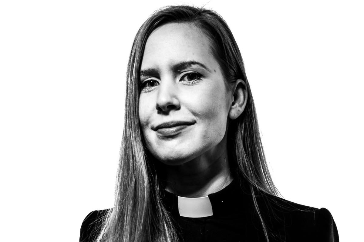 Emilia Kuusiston mielestä papin tehtävä ei ole saada ketään vaihtamaan uskontoa.