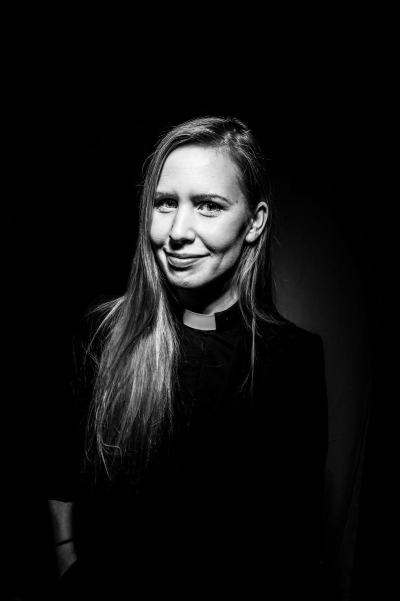 Emilia Kuusisto ajattelee, että Jumala on sanojen ja ymmärryksen ulkopuolella.