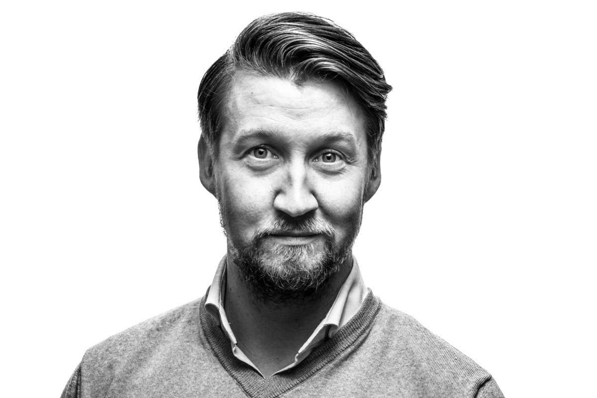 Talouspäällikkö Aleksi Harmokivi ei tiedä, uskooko hän Jumalaan. Hän tietää uskovansa pimeään aineeseen.