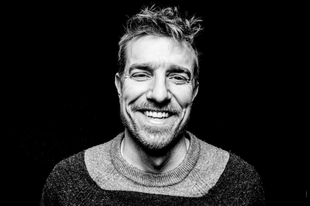 Sosiaalipsykologi Rasmus Mannerström uskoo, että kirkosta eroaminen voi olla voimaannuttava kokemus.