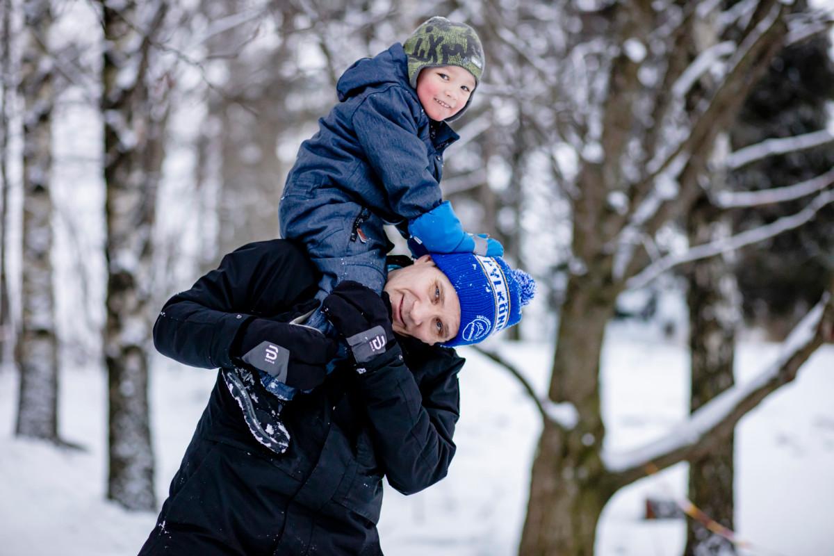 Kalle Ravonmaa ja hänen poikansa Eemil aikovat käyttää kaikki viisi Arki toimivaksi -perhekäyntikertaa.