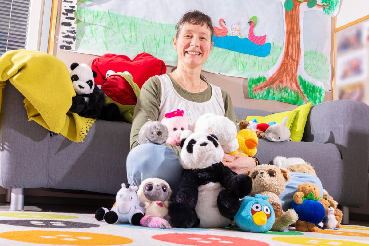 Perhetoiminnanohjaaja Tanja Routama iloitsee siitä, että voi mennä auttamaan perheitä juuri niissä asioissa, joissa he kaipaavat tukea.