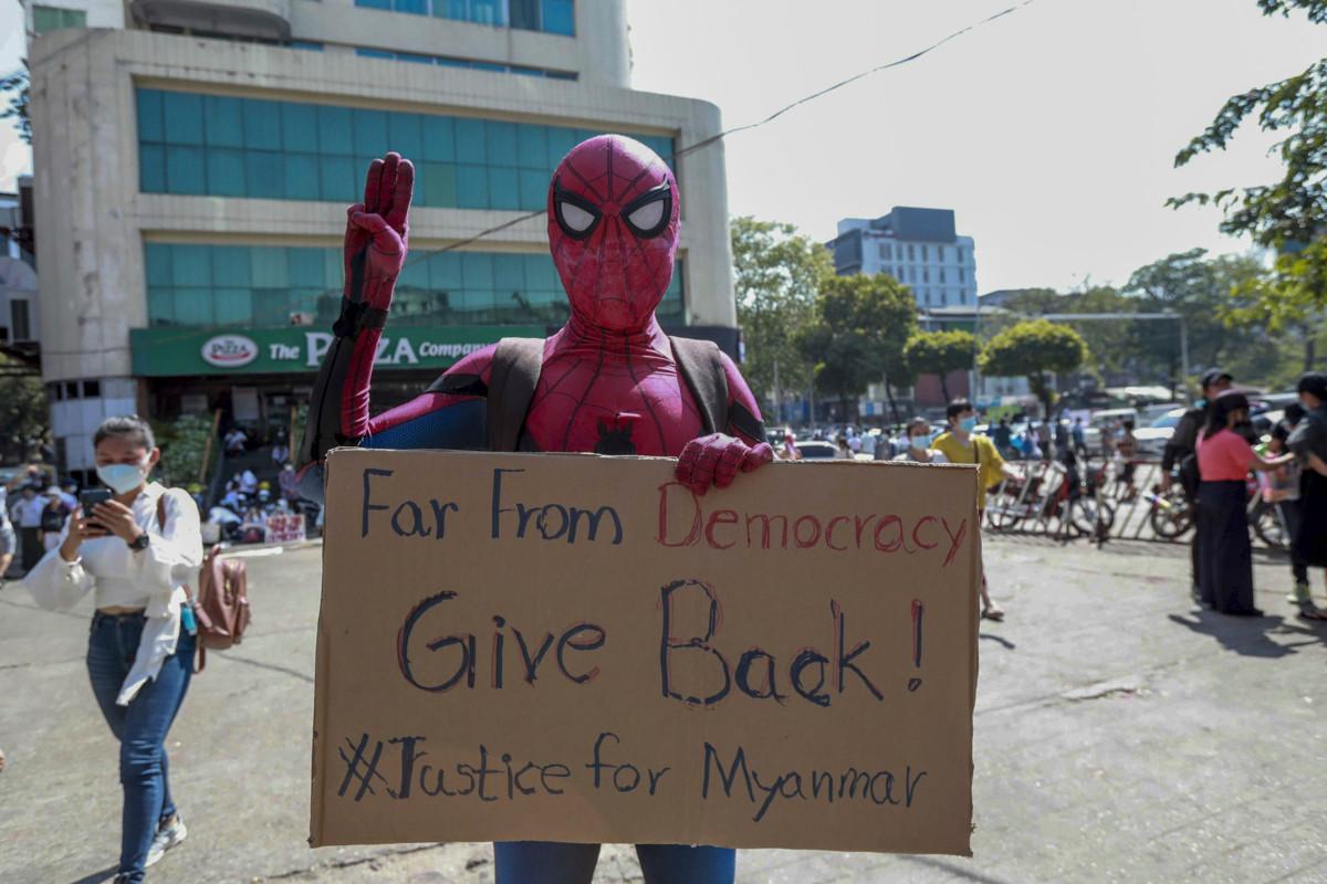 Vaikka poliittinen tilanne on vakava, osa Myanmarin mielenosoittajista pukeutuu karnevalistisesti. Kuva: AP / Lehtikuva