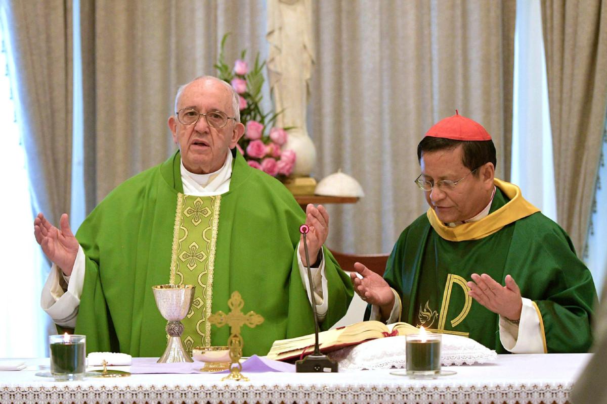 Yangonin katolinen arkkipiispa Charles Bo (oikealla) vastustaa näkyvästi sotilasvallankaappausta. Paavi Franciscus (vasemmalla) nimitti Bon kardinaaliksi vuonna 2015. Kuva on vuodelta 2017. Kuva: Osservatore Romano / AFP / Lehtikuva