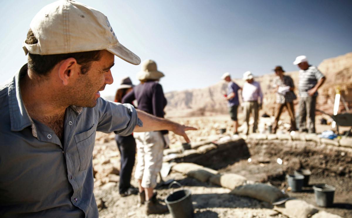 Tässä Israelin antiikkiviraston 30. tammikuuta ottamassa kuvassa näytetään arkeologeja työssään Timnan laakson kuparuikaivosalueella. Rautakautiset purppuratekstiilit löydettiin täältä.