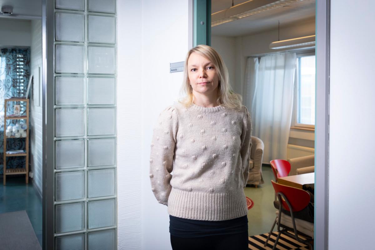 Projektipäällikkö Mari Tikkanen on aiemmin työskennellyt Helsingin Diakonissalaitoksen ylläpitämässä Kidutettujen kuntoutuskeskuksessa. ”Oman elämän pitää olla kunnossa, että tällaista työtä jaksaa tehdä.”