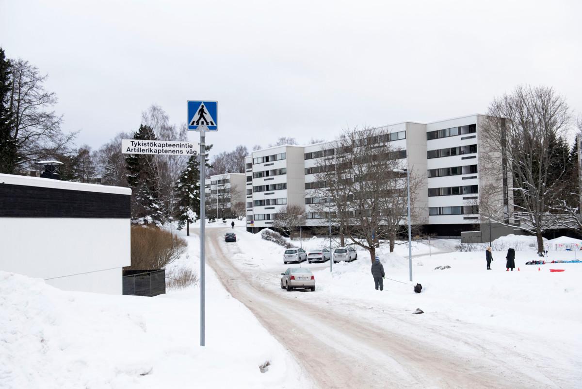 Tykistökapteenintien ja Lehdesniityntien risteys Lehtisaaressa.