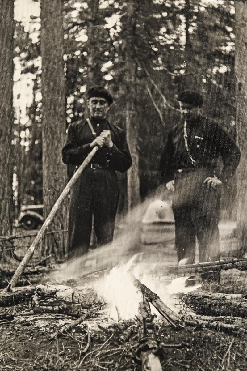 Elias Simojoki ja Reino Ala-Kulju Sinimustien Kuortaneen leirin leirinuotiolla vuonna 1935. Alakulju oli IKL:n pääsihteeri 1932–1936 ja Akateemisen Karjala-Seuran varapuheenjohtaja. Hän oli myös pappi.