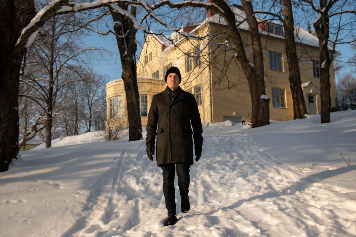 Antti Malinen kuvattuna Söderkullan kartanon edustalla Sipoossa. Kartano liittyy sen omistajan amiraali Hjalmar von Bonsdorffin kautta 1930–40-lukujen äärioikeistolaiseen liikehdintään. Von Bonsdorff tunnettiin oli perustamassa avoimesti fasistista Isänmaallista Kansanpuoluetta vuonna 1932 ja kuului myös ideologialtaan kansallissosialistiseen Suomen Kansan Järjestöön.