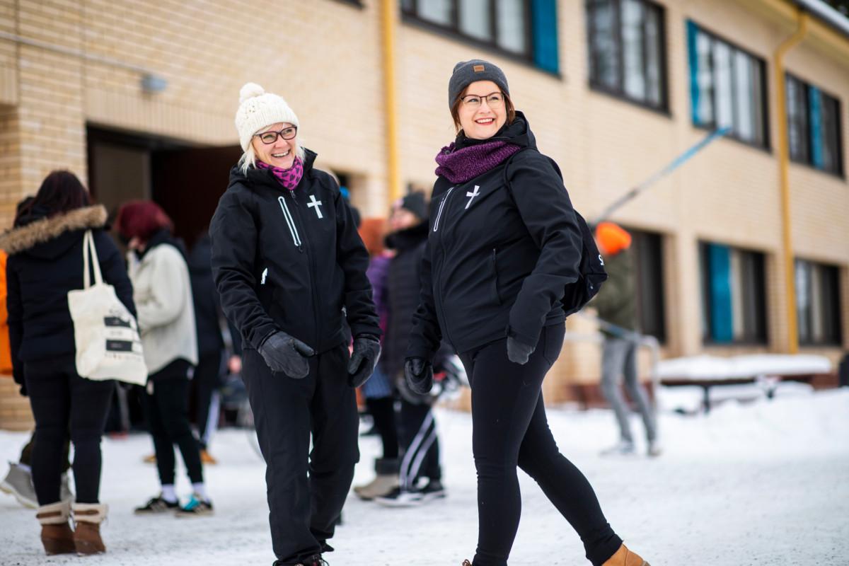 Rekolan seurakunnan nuorisotyönohjaaja Maarit Mipa Kettunen ja erityisnuorisotyönohjaaja Sanna Tirkkonen ovat sopineet Havukosken koulun kanssa, että he ovat tiettyinä välitunteina ulkona nuorten tavoitettavissa. Moni nuori haluaa jutella kuulumisistaan.