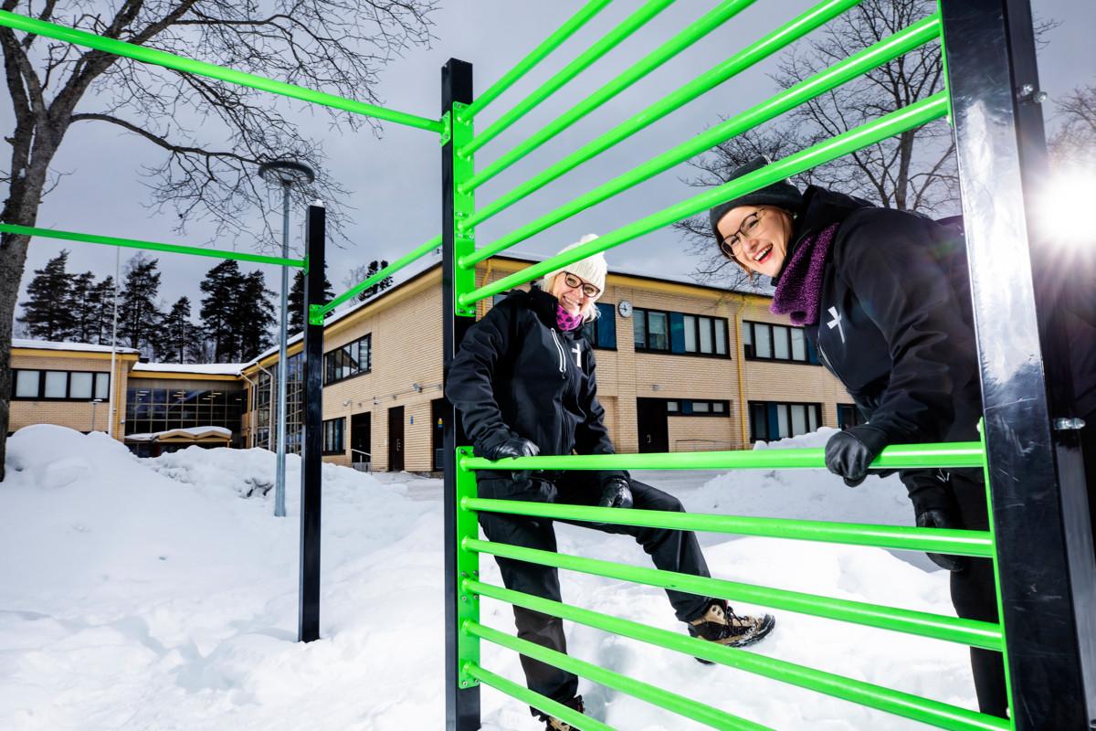 Maarit Kettunen ja Sanna Tirkkonen Havukosken koulun pihalla. 