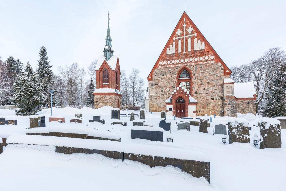 Pyhän Laurin kirkko ja Helsingin pitäjän kirkonkylän hautausmaa Vantaalla.