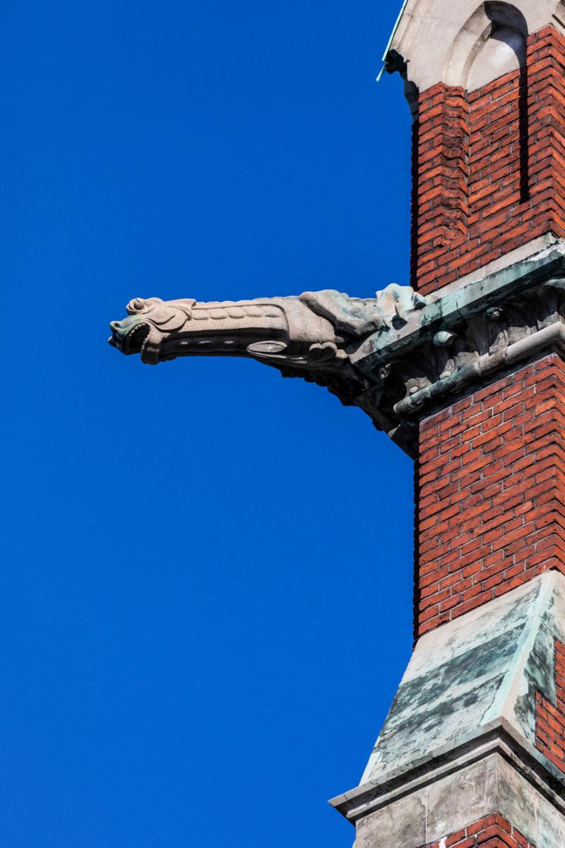 Osa Johanneksenkirkon betonisista gargoileista on vaarassa pudota ohikulkijoiden niskaan. Kuva: Esko Jämsä.