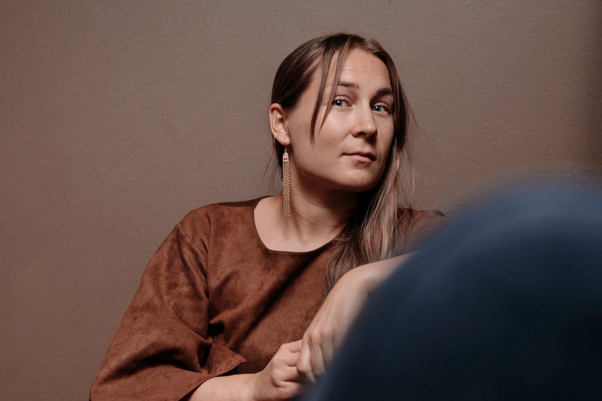 Saara Pihlaja vastaa erityisasiantuntijana varsinkin alaikäisiin liittyvästä ihmiskaupasta, pakkoavioliitoista ja kunniaväkivallasta. Kuva: Joonas Brandt.