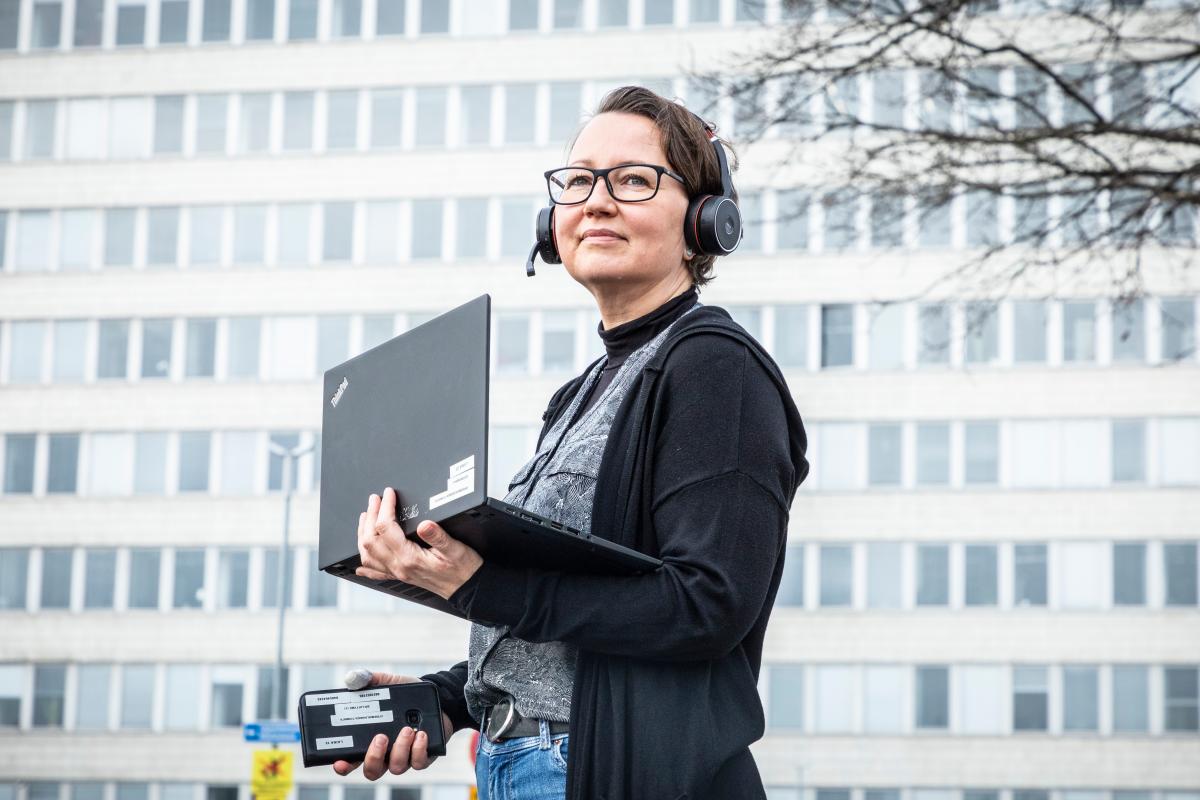 Nuorisotyönohjaaja Varpu Koivunen työskentelee keikkalaisena Kallion virastotalossa yhtenä sadoista koronajäljittäjistä. Palkan maksaa seurakunta.