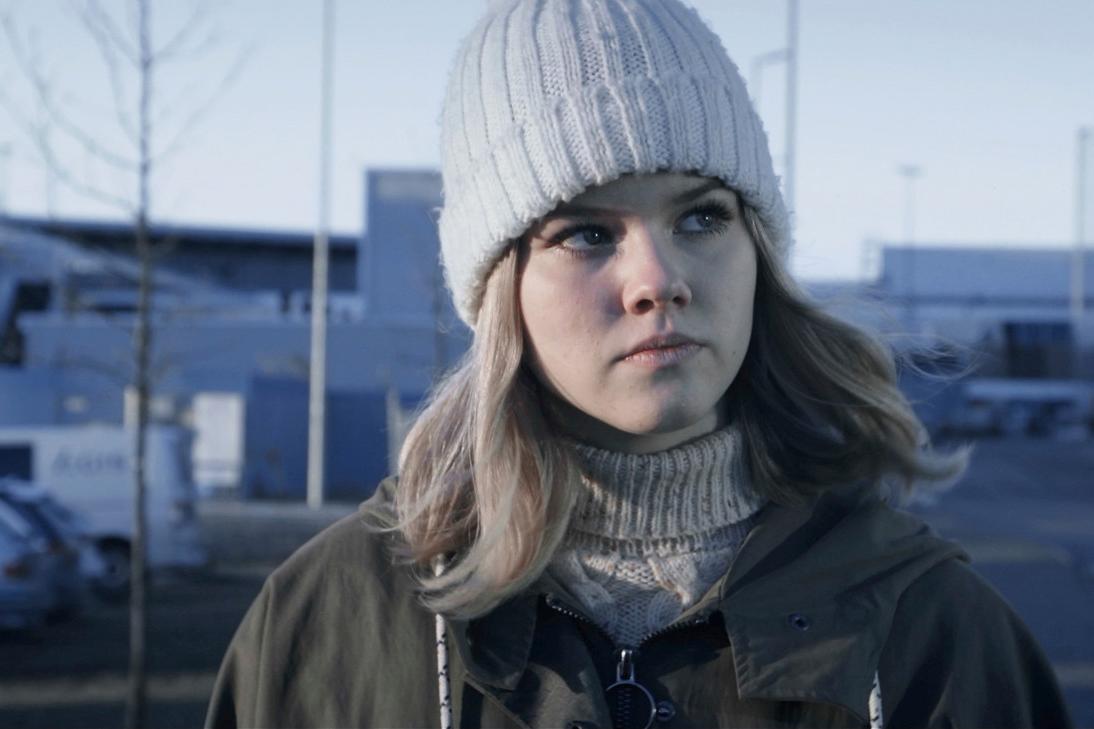 Tapiolan nuorisokuorossa laulava Aino Hyökki on yksi Klaus Welpin ohjaaman videon näyttelijöistä.
