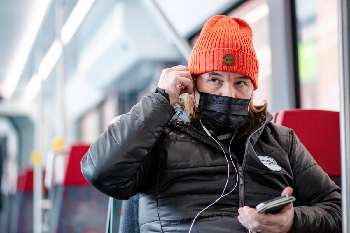 Hetki rauhassa ratikassa. Kari Kanala toivoo, että metromeditaatio voisi olla kuulijalleen kuin peili ja ikkuna.