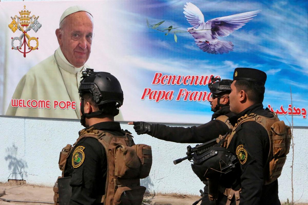 Irakin turvallisuusjoukot partioivat Bagdadin Pyhän Joosefin katedraalin luona 3. maaliskuuta. Julisteessa paavi Franciscus toivotetaan tervetulleeksi Irakiin.