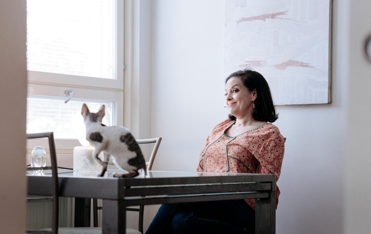 Anna-Leena Härkönen kirjoittaa kirjansa kotona seuranaan Taika-kissa.