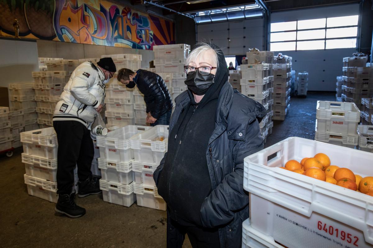 Sinikka Backmanin mukaan elintarvikkeita hakemaan päästetään isoon halliin kuusi ihmistä kerrallaan. Sisällä pitää käyttää maskia.