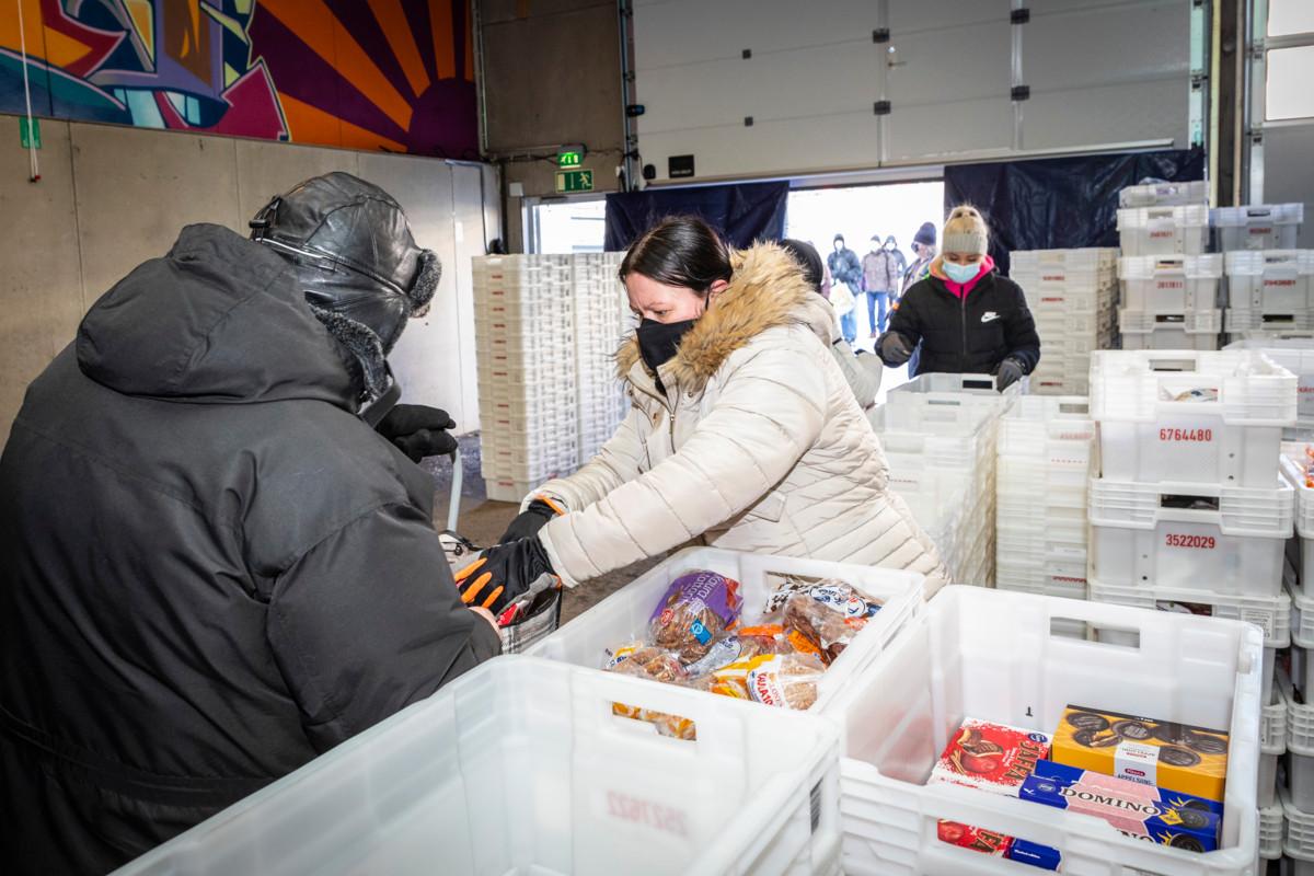 Katja Lagerblom ja taempana Sofia Rosenblad jakoivat keskiviikkona 10.3. elintarvikkeita Myllypurossa. Leipää Myllypurossa on riittänyt, lihatuotteita on vähemmän kuin ennen.