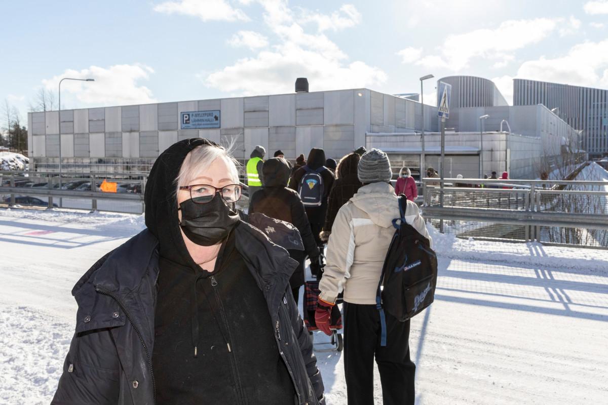 Myllypuron elintarvikejakeluun tulee Sinikka Backmanin mukaan nykyisin keskimäärin 900 ihmistä. Jonoissa kehotetaan pitämään turvavälejä.