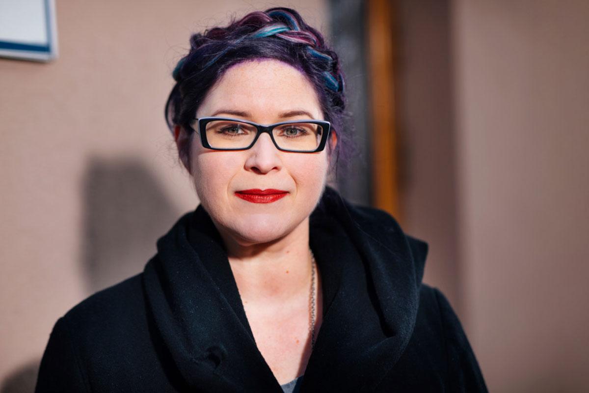 – Siveellisyyden kyseenalaistaminen oli jo kirjoitetun historian alussa hyväksytty tapa hiljentää ja suitsia nainen, jolla oli valtaa, Maria Pettersson sanoo.