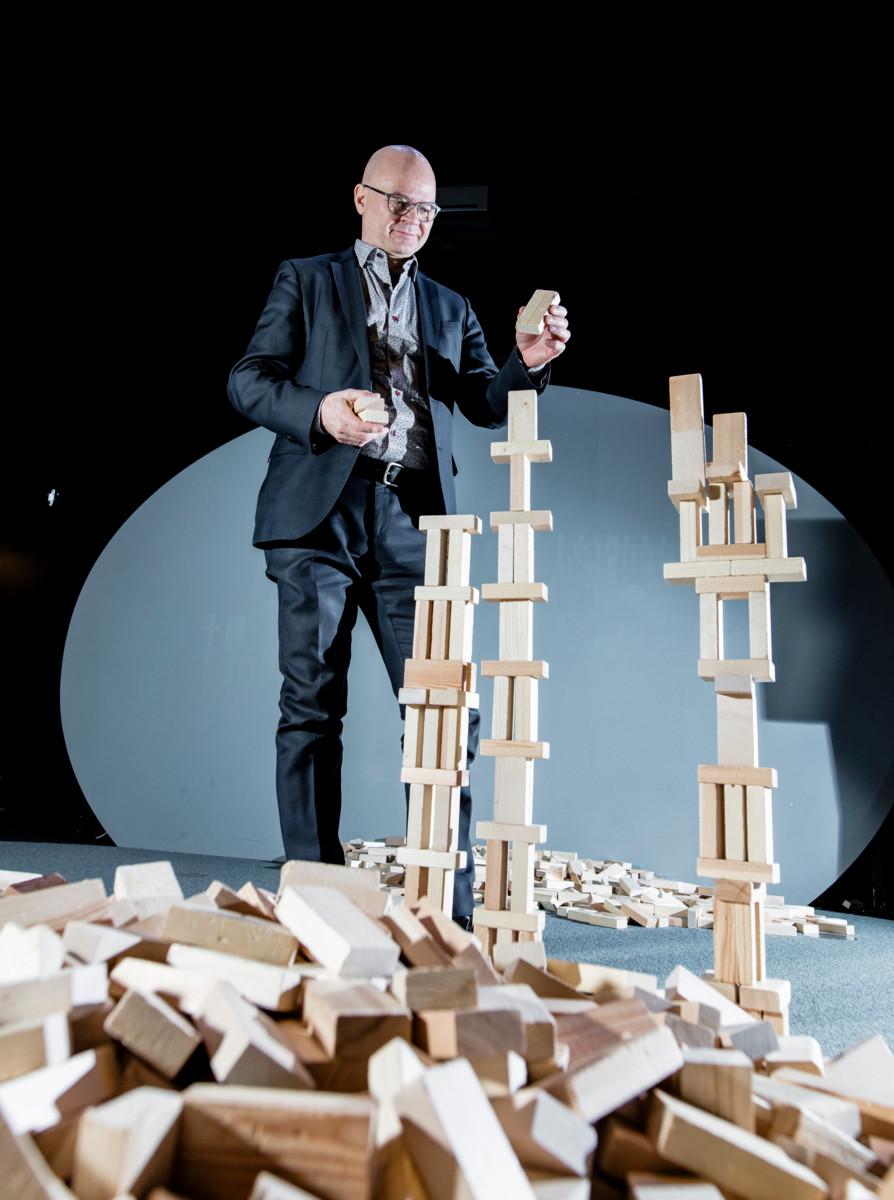 Mikko Myllykoski kehuu, miten kävijät ovat tehneet Superpuu-näyttelyn palikkakasasta mitä hienoimpia rakennelmia.