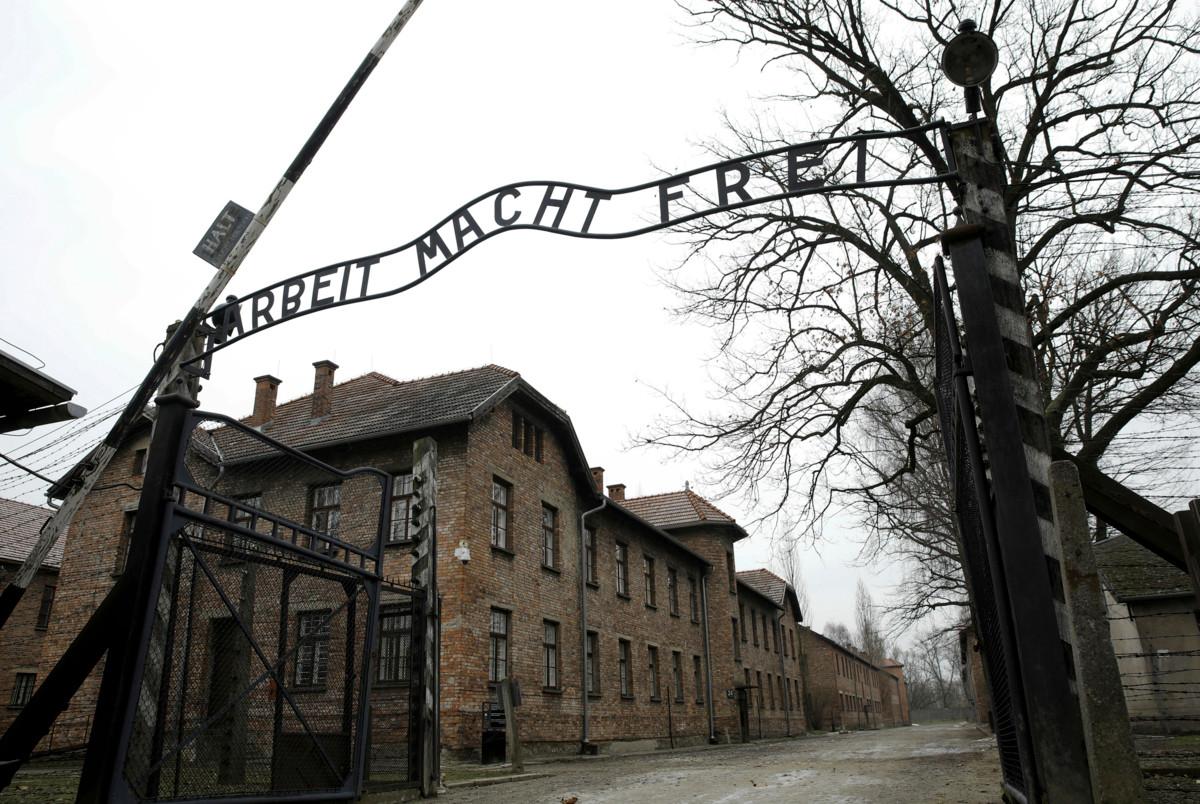 Arbeit macht frei eli työ tuo vapauden -kyltti Auschwitzin portilla. Todellisuudessa ainakin 1,1 miljoonaa ihmistä surmattiin leirillä. Suuri osa heistä vietiin suoraan kaasukammioon, osa näännytettiin hengiltä pakkotyössä leirin yhteydessä toimineilla tehtailla. Kuva on otettu tämän vuoden tammikuussa. Neuvostoliiton joukot vapauttivat Auschwitzin 25.1.1945. 