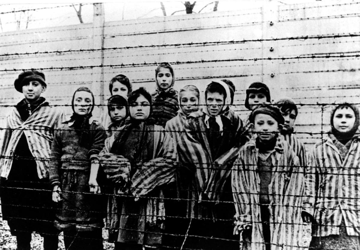Tässä neuvostojoukkojen ottamassa kuvassa näkyy Auschwitzin lapsivankeja.