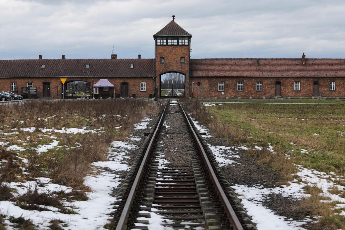 Näky, jonka Auschwitziin saapuneet ensimmäiseksi näkivät: Auschwits-Birkenaun leirien portti.