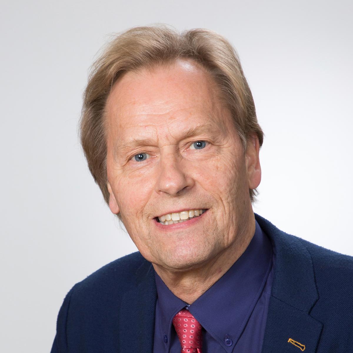 Varapuheenjohtaja Timo Raittisen mukaan kirkkoherra Jussi Mäkelä on suhtautunut kaikkiin seurakuntaneuvoston jäseniin asiallisesti ja kunnioittavasti.