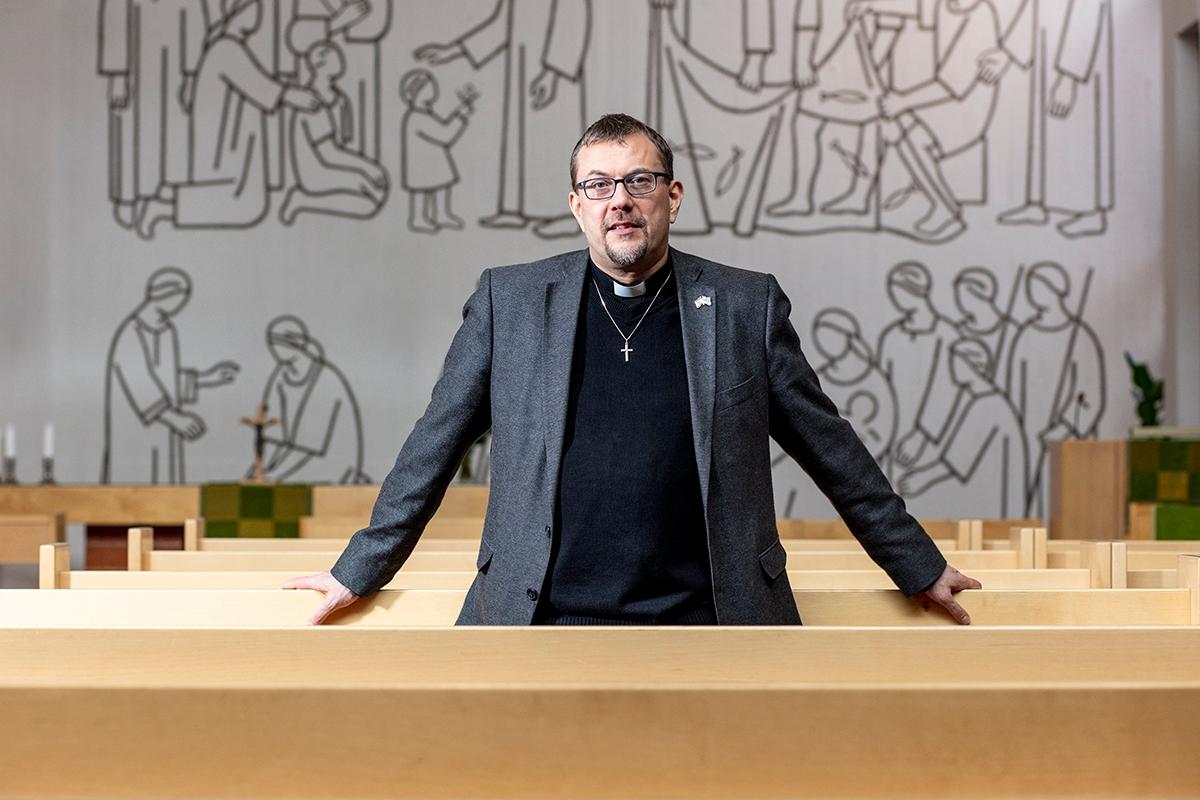 Kirkkoherra Jussi Mäkelä sanoo suhtautuvansa vakavasti saamaansa palautteeseen mutta joutuvansa arvailemaan, mistä häneen liittyvät kielteiset kokemukset nousevat.