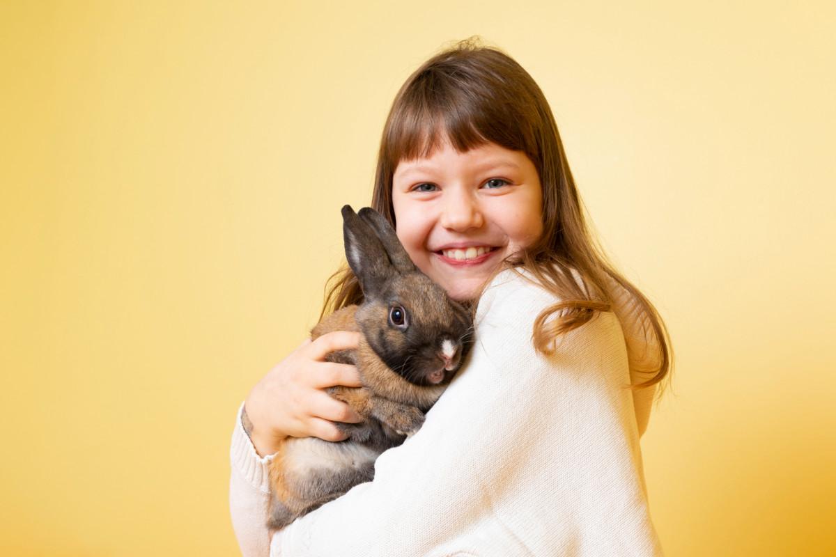 Sara on tehnyt lemmikkipupuilleen Sipsille (kuvassa) ja Nacholle pahvista talon. Illalla puput kuuntelevat Saran kanssa äidin lukeman iltasadun.