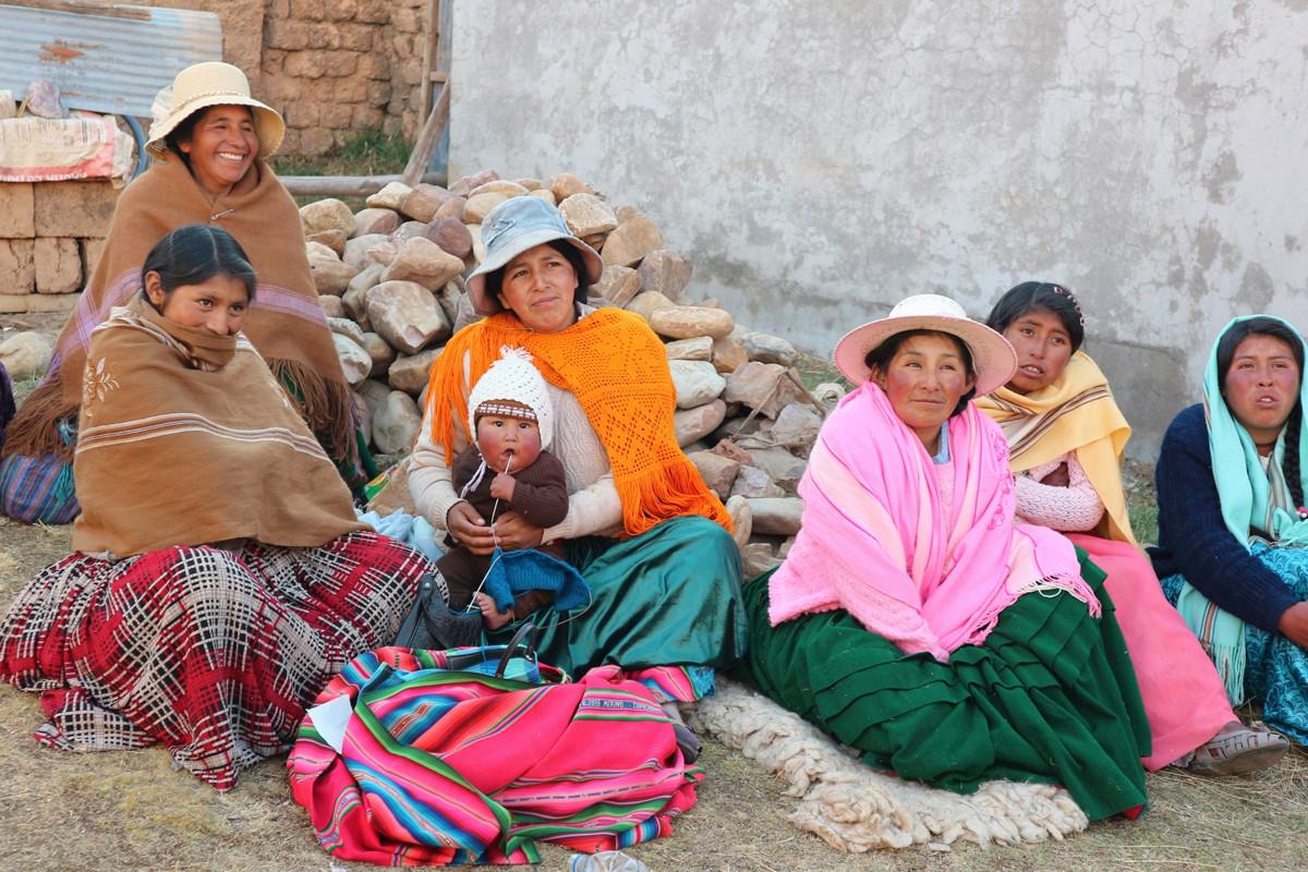Boliviassa on Etelä-Amerikan maista eniten alkuperäiskansoihin kuuluvaa väestöä, 36 kansaa ja kieltä. Suomen Lähetysseura käyttää Espoon seurakuntien avustusta muun muassa naisten ja vammaisten oikeuksien vahvistamiseen heidän parissaan.