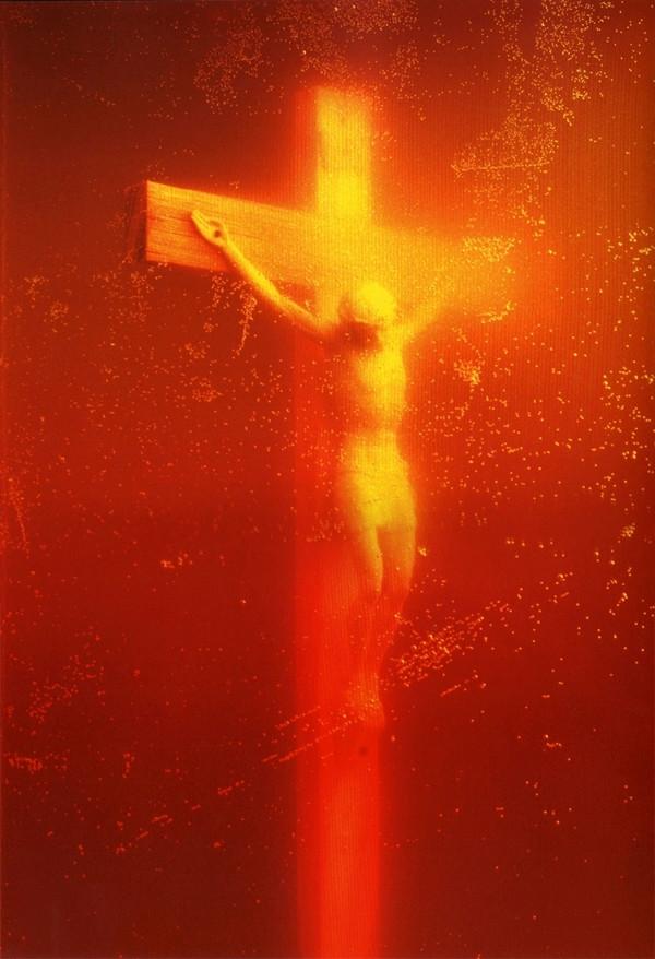 Andres Serranon valokuva Piss Christ on herättänyt keskustelua sananvapaudesta ja jumalan­pilkasta. Kuva: Andres Serrano / Wikimedia Commons.