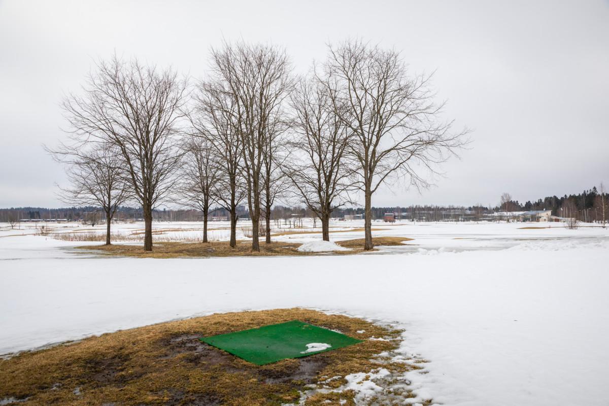 Hiekkaharjun golf-kenttä sijaitsee suurelta osin seurakunnilta vuokratuilla mailla.