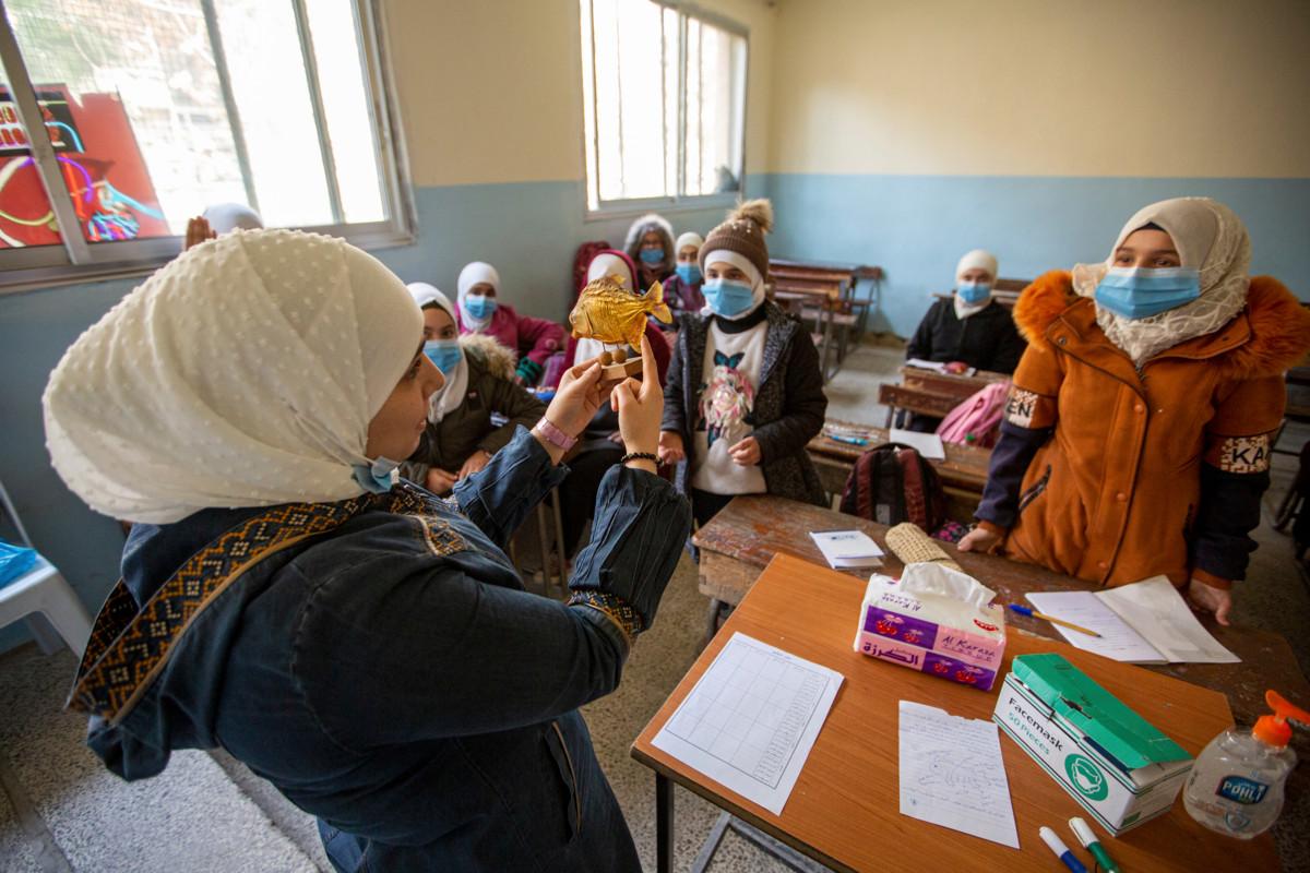 Amani Al Sayed opettaa lapsia Saqban tyttöjen koulussa Itä-Ghoutan alueella tammikuussa.