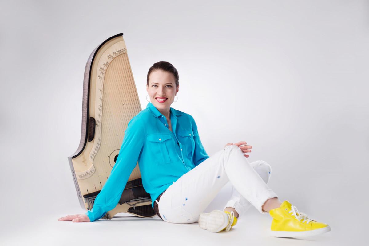 Ida Elinan kantele raikaa Kulosaaren kirkosta. Kuva: Annika Miettinen.