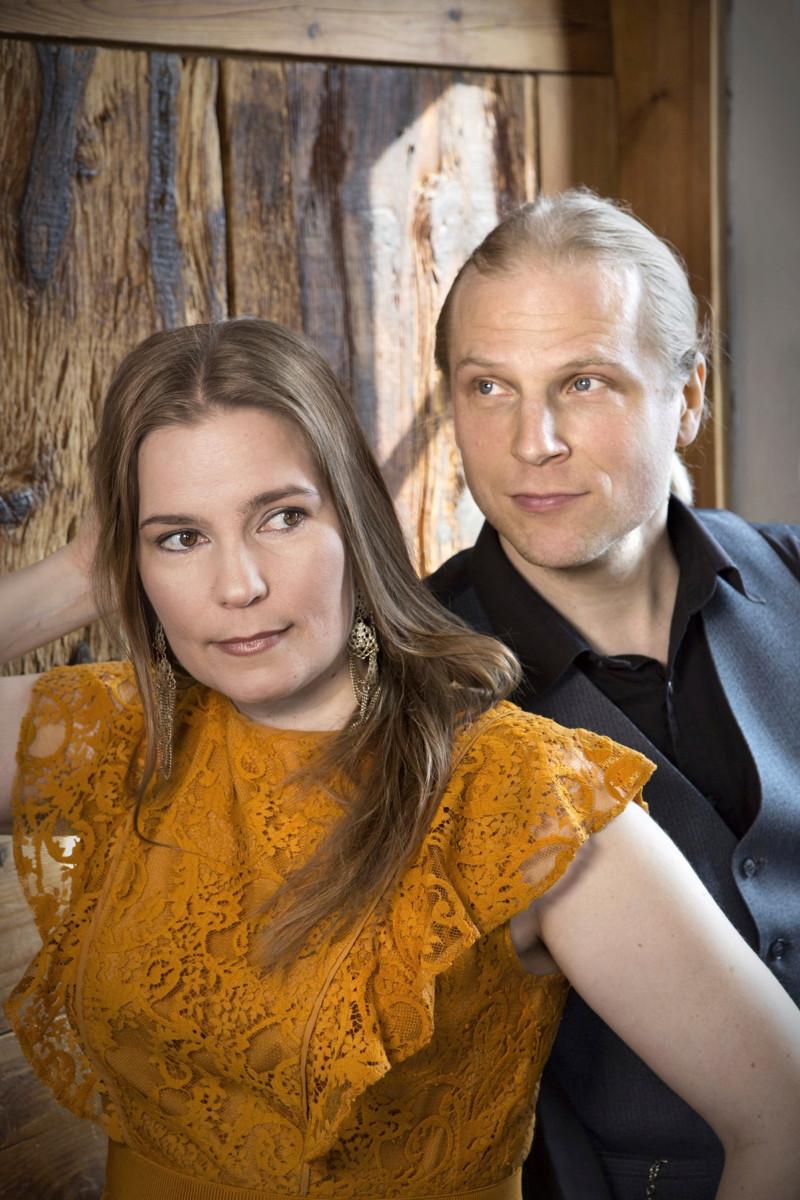 Johanna ja Mikko Iivanainen esittävät kappaleita Mustarastas laulaa -albumilta. Kuva: Ulla Nikula.