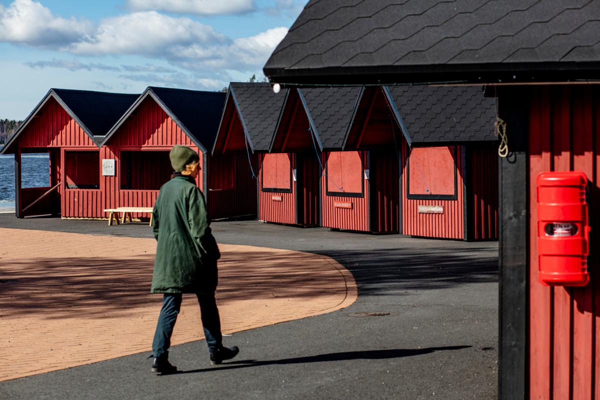 Bomarvin kylän venesatama on keväällä hiljainen. Sirkku Varjonen on asunut kylässä jo 11 vuotta. Tiistaisin, torstaisin ja lauantaisin hän hakee tilaamansa tuoreet leivät ja leivonnaiset kyläleipurilta.– Silloin tuntuu melkein kuin olisin Ranskassa!