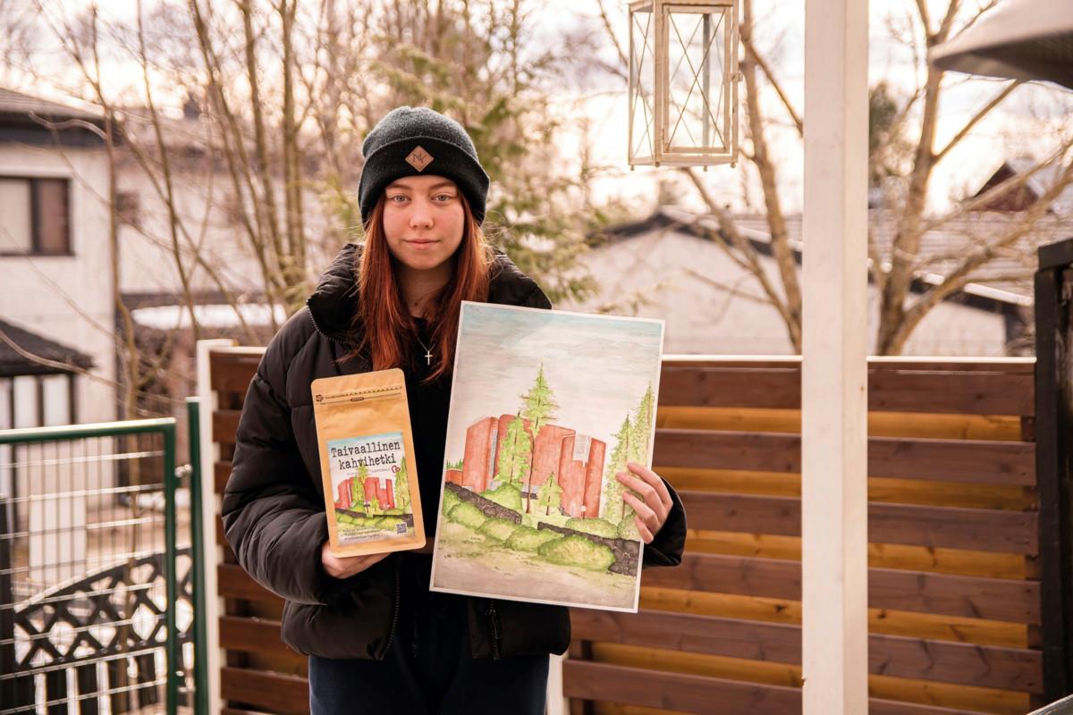 Eerika Mattila maalasi kuvan Rekolan Pyhän Andreaan kirkosta vesiväreillä. Kuva koristaa nyt kahvipakettia, jolla kerätään varoja Yhteisvastuulle.