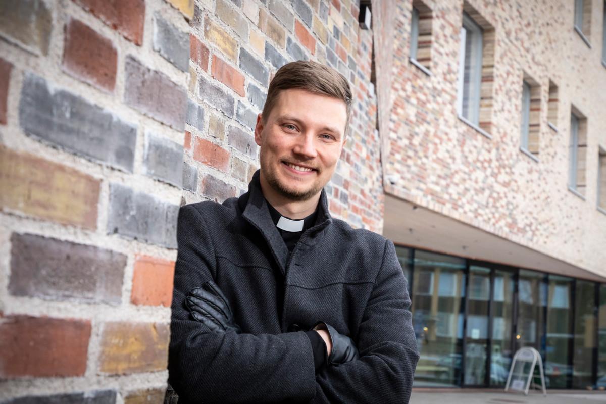 Kristian Willis valittiin Vantaan ruotsalaisen seurakunnan kirkkoherraksi. Tikkurilan kirkko on hänen tuleva työpaikkansa.